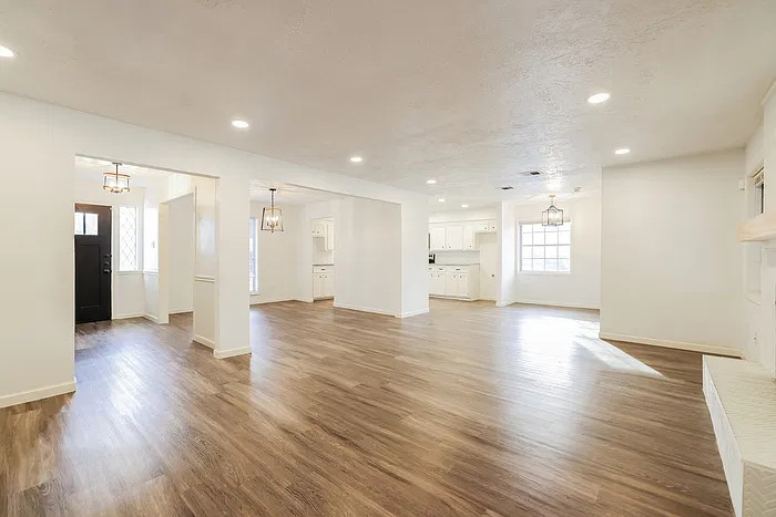 4 bed, 2.5 bath, 2374 sqft, $2,495 — Photo 4