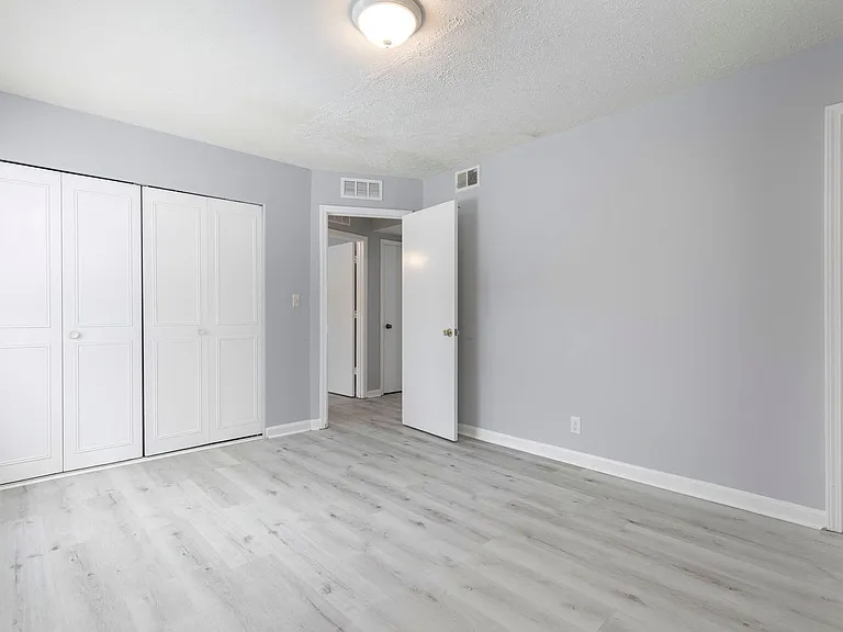 4800 Southern Pkwy — Photo 13