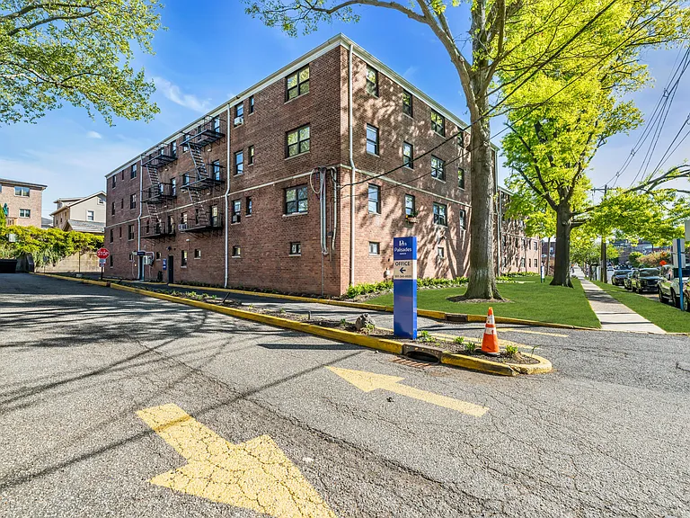 Palisades Manor Apartments — Photo 17