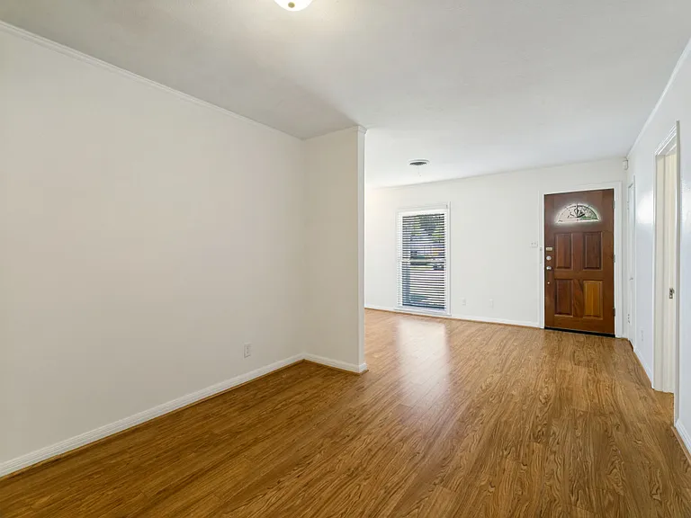 837 Northwood Rd — Photo 2