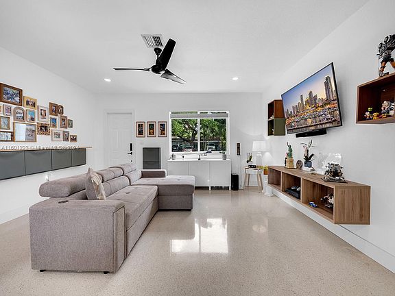 4th image of 4690 SW 25th Ave