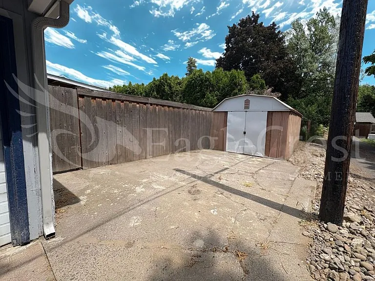 542 E Chestnut St — Photo 11