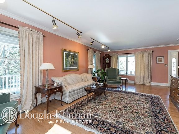 4th image of 11 Endicott Dr