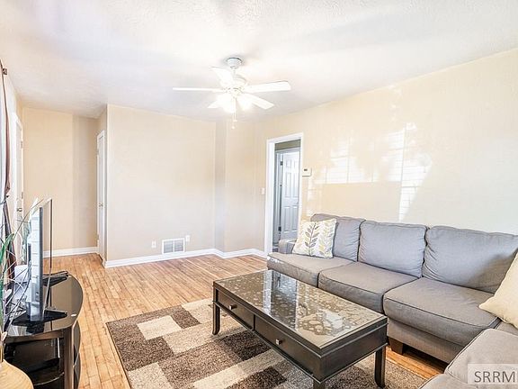 3rd image of 1058 Vine Ave