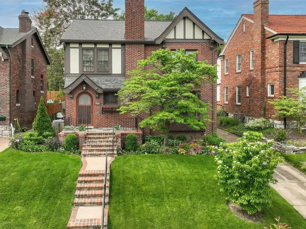 7448 University Dr, Saint Louis, MO 63130