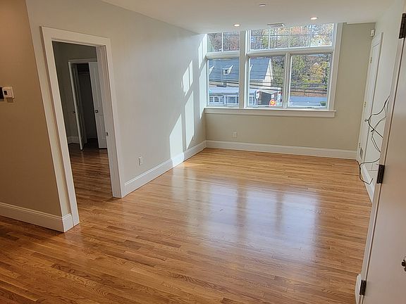 3rd image of 731 N Broadway Unit 3