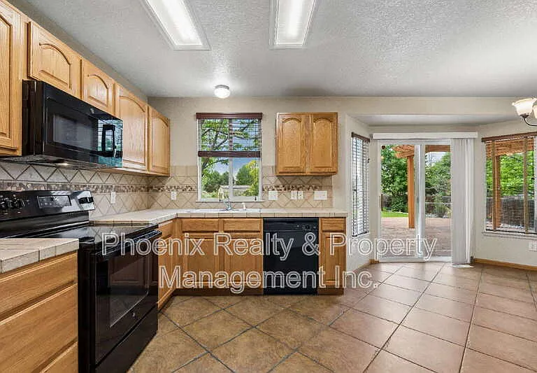 678 Mathews Cir — Photo 6