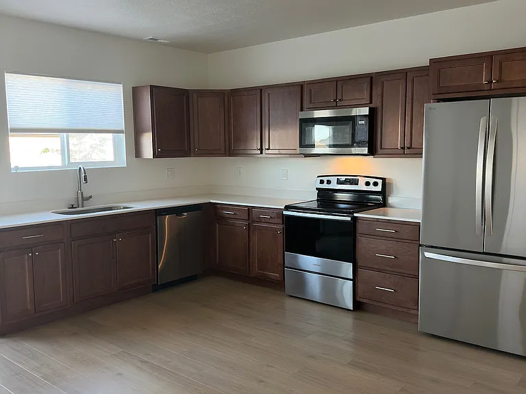 682 Benedict Dr — Photo 3