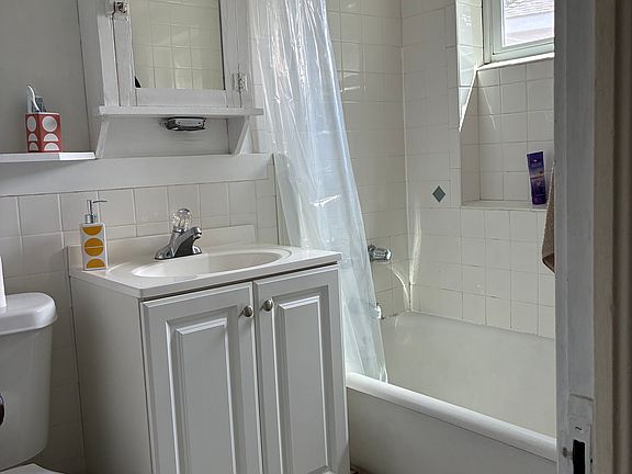 5th image of 2736 Charlotte St