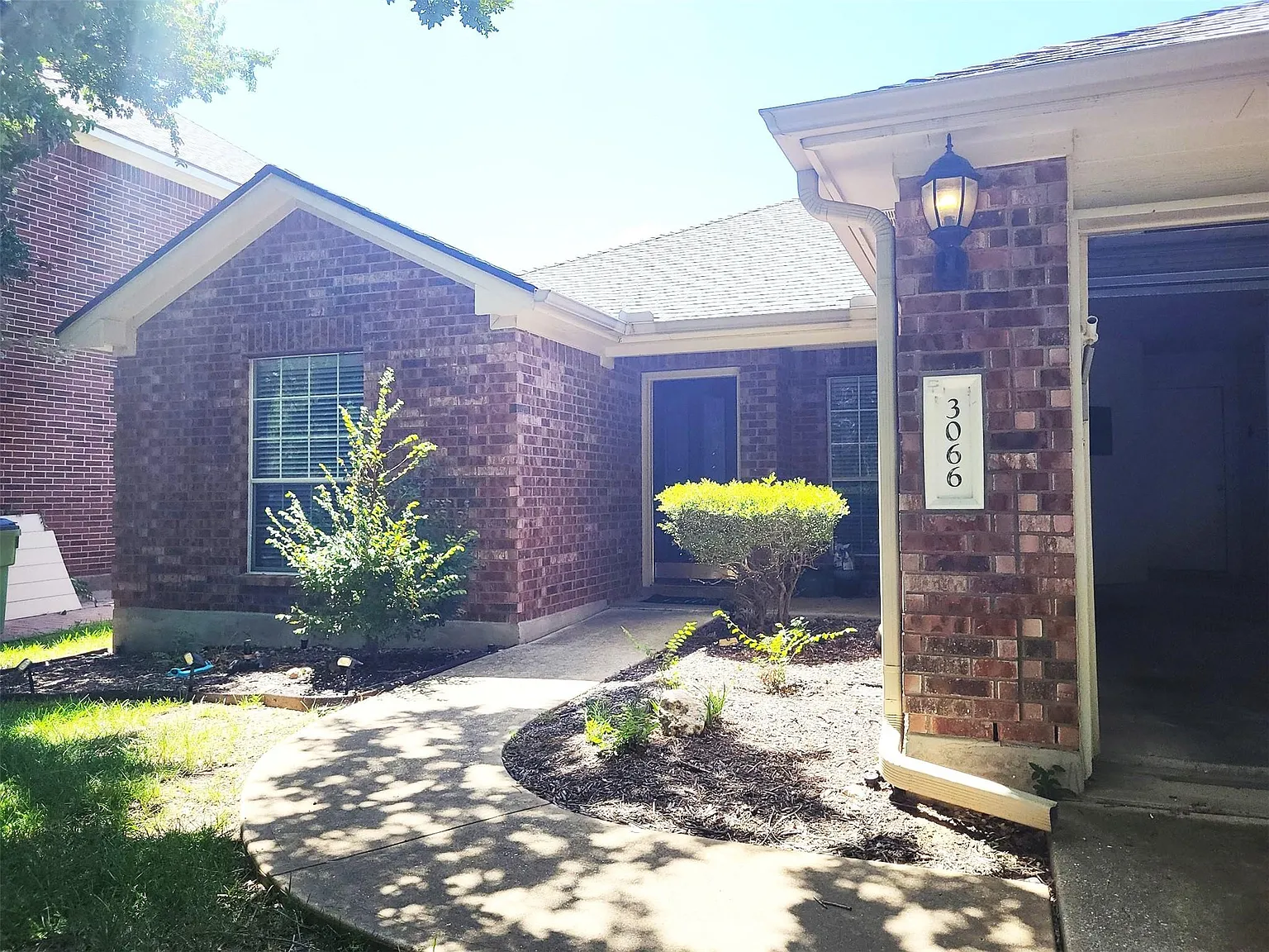 4 bed, 2.0 bath, 2114 sqft, $2,200 — Photo 1