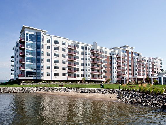 Harbor Square - Living at the Hudson River's edge
