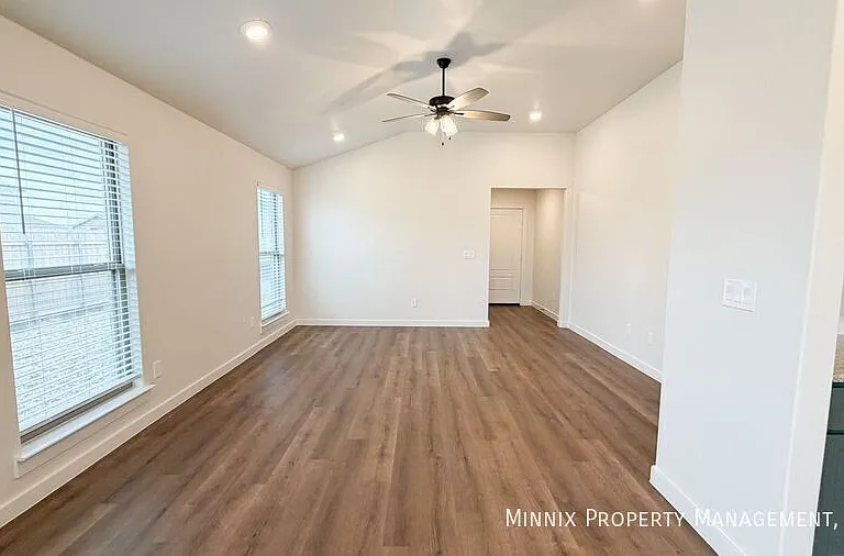 2151 Langford Ave — Photo 4