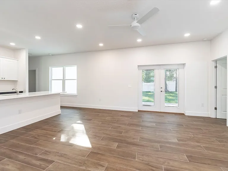 1709 Holly Rd — Photo 18