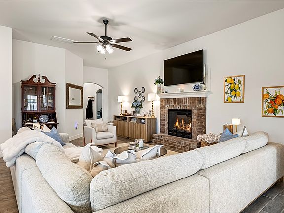 4th image of 2402 Armstrong Ln