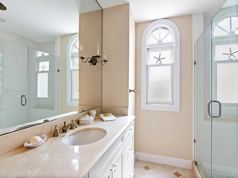 560 N Monterey Dr — Photo 19