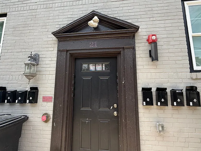 21 E School House Ln — Photo 6