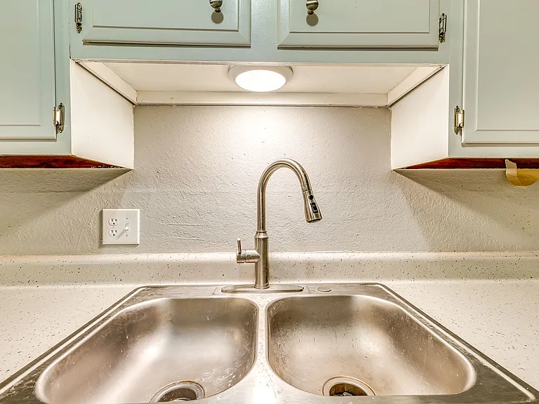 Woodhaven Apartments — Photo 13