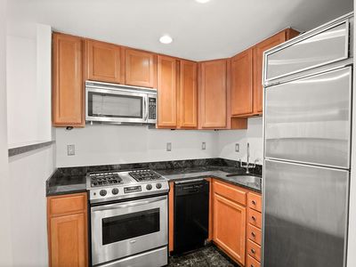 447 W 45th St APT 2C, New York, NY, 10036