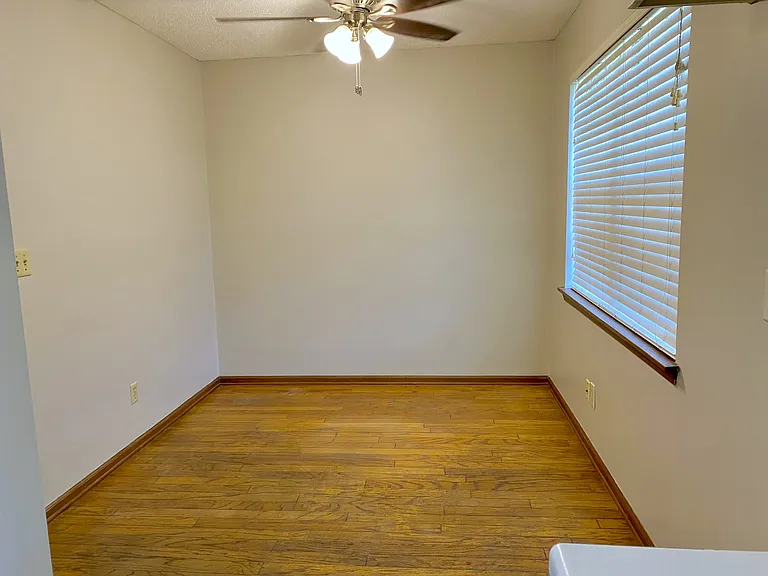 Breakfast/dining area.