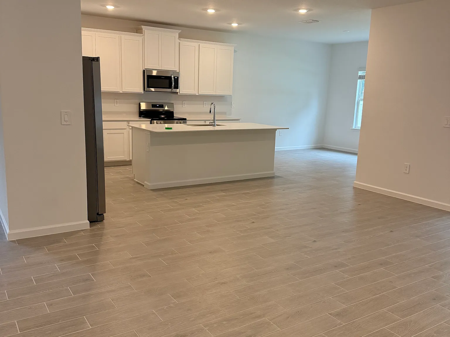 4 bed, 2600 sqft, $2,550 — Photo 4