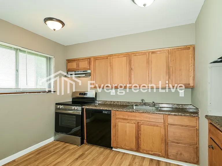 1820 Clover Ln — Photo 5