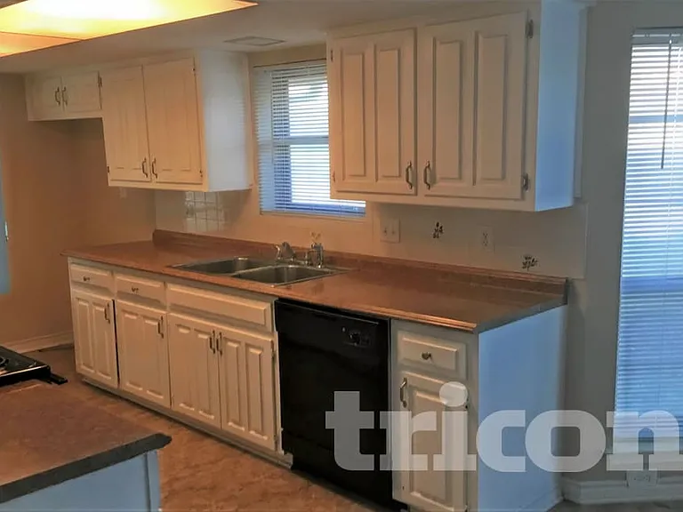 1301 Willow Way — Photo 4