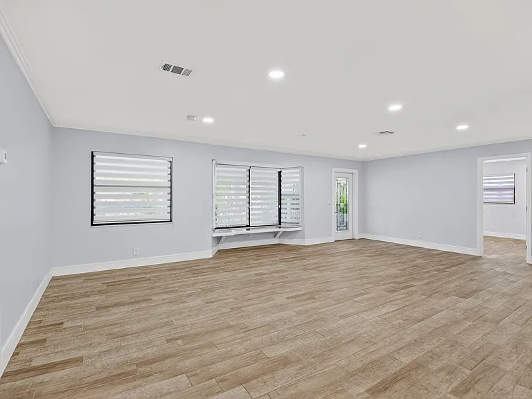 725 Heron Dr — Photo 10