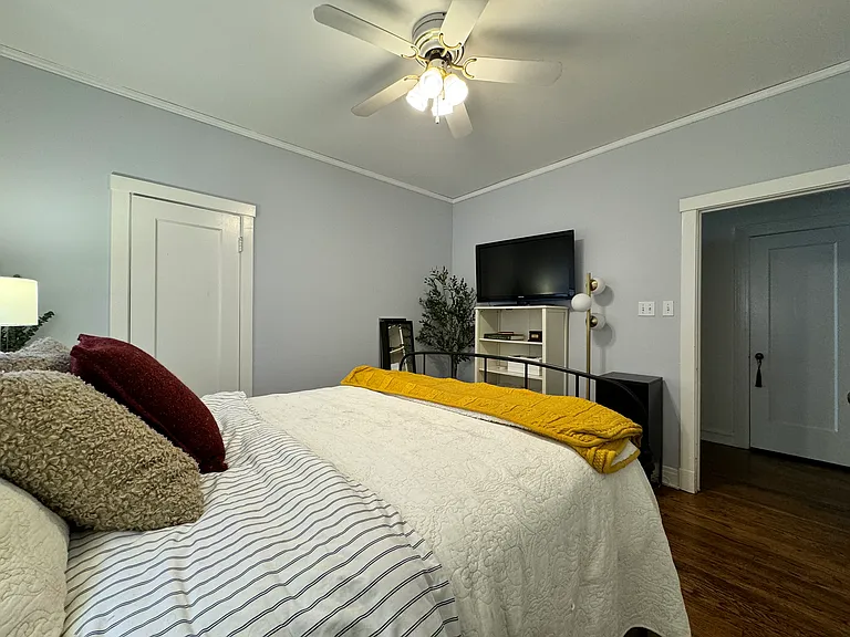 2054 W Farwell Ave #2 — Photo 16