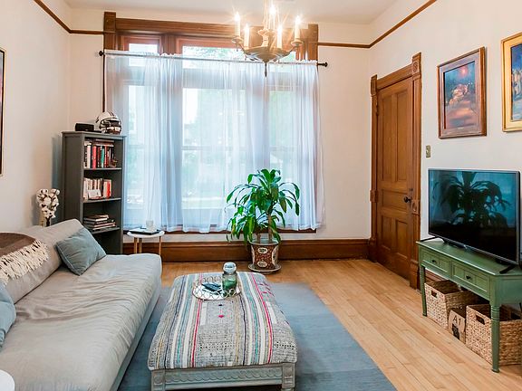 3rd image of 1529 N Claremont Ave #1
