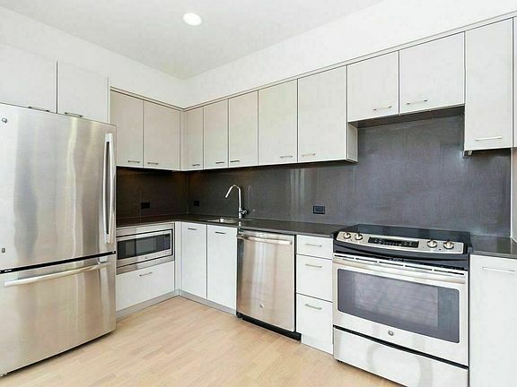 4th image of 3157 31st St Ph J
