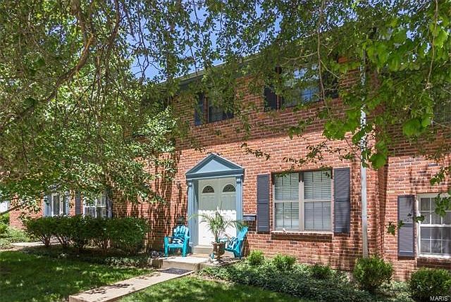 Beautiful 2 story town home in the desirable Chesterfield development of West Hills.