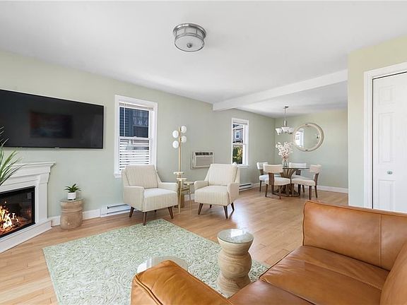 3rd image of 492 Thames St Unit 2