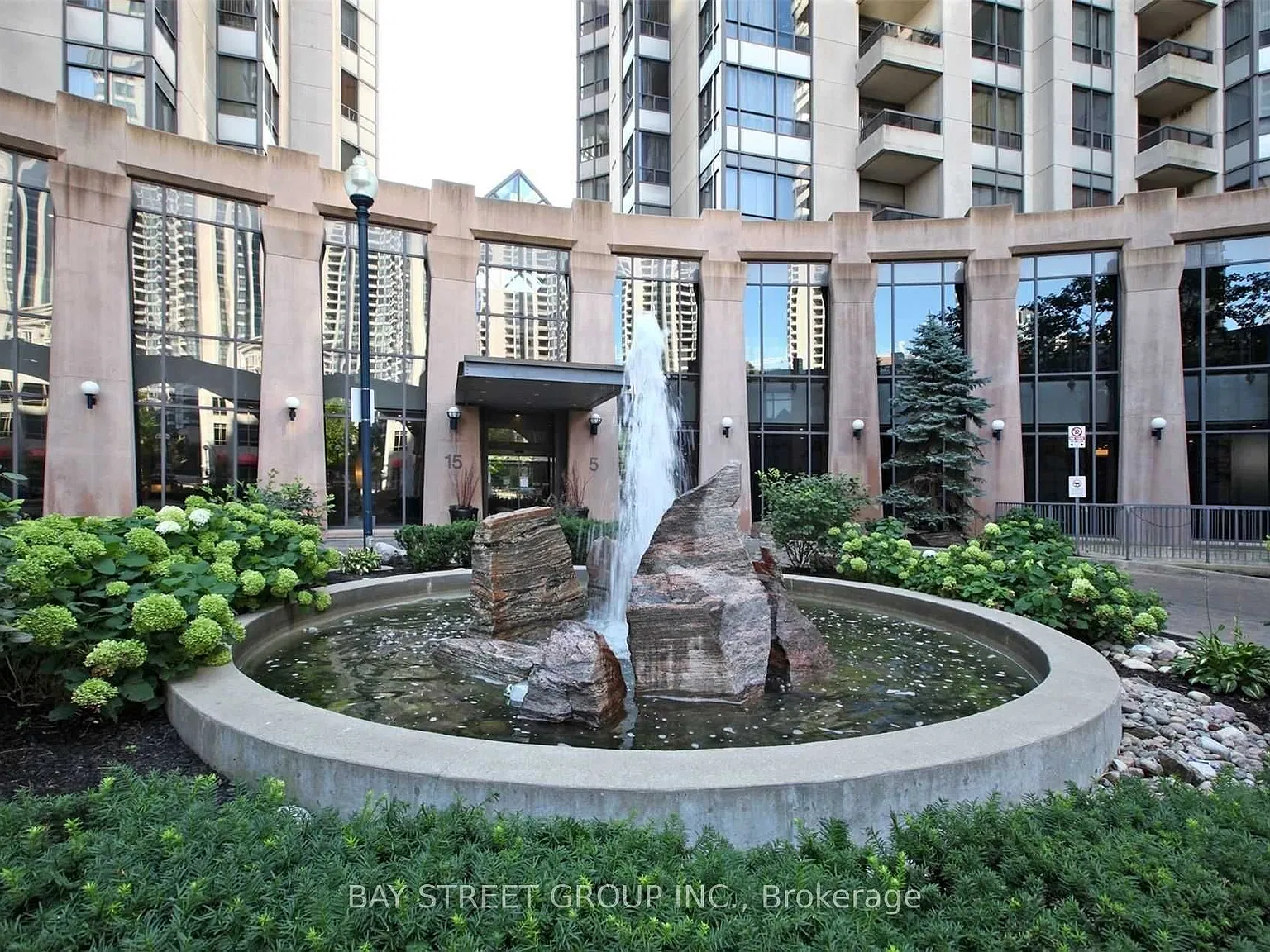 Tridel Triomphe — Photo 3