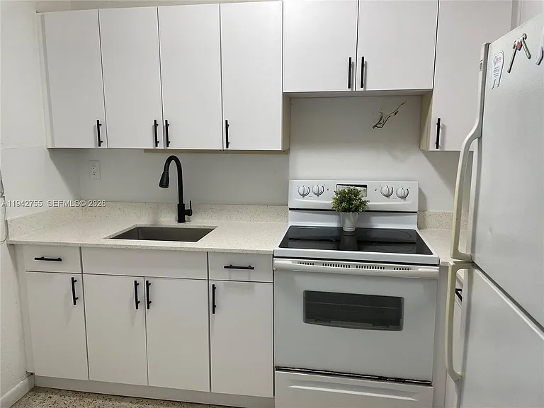 142 SW 18th Ave #19 — Photo 4