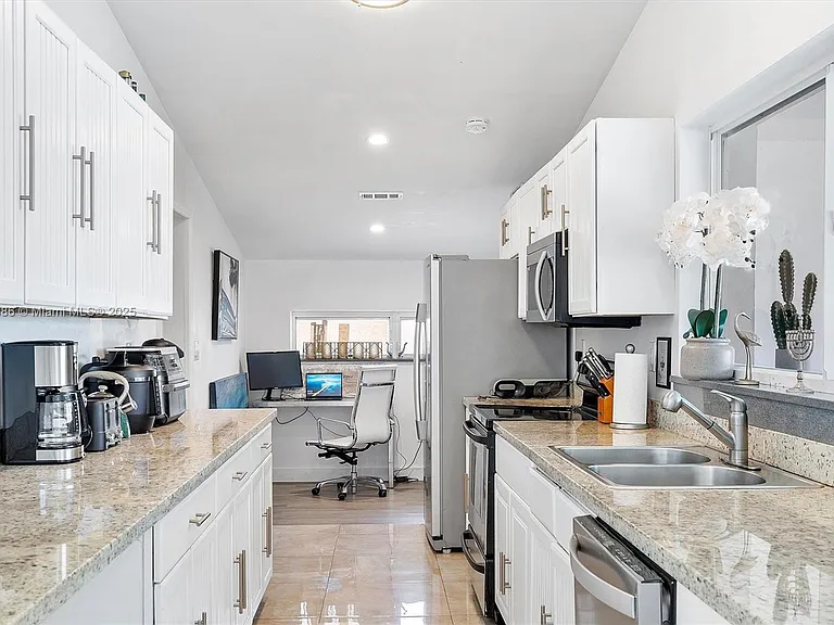 2541 NE 195th St — Photo 33