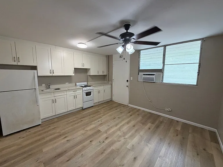 403 Hobron Ln — Photo 1
