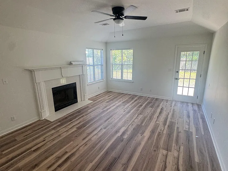 1225 Sardis Ln — Photo 2