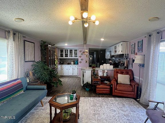 5th image of 164 Hidden Oaks Dr