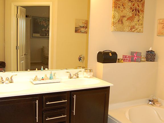 Master Bath w/Whirlpool Tub