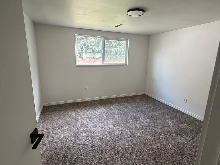 943 Crestwood Rd — Photo 9