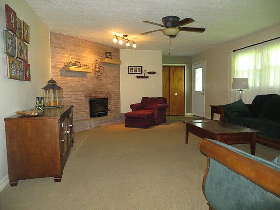 3rd image of 676 Harvey Dr
