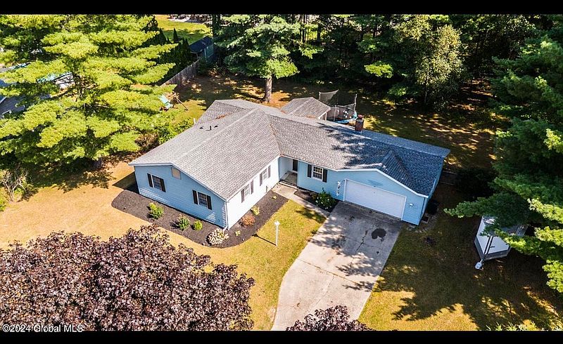 3rd image of 43 Heinrick Circle