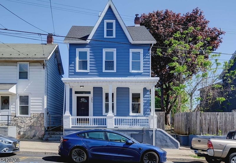 1st image of 285 Chambers St