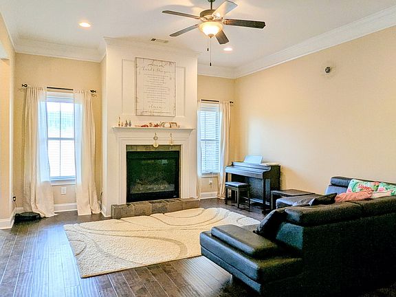 4th image of 2602 Salford St