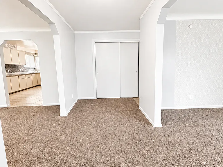 1536 W Auburn Rd — Photo 3
