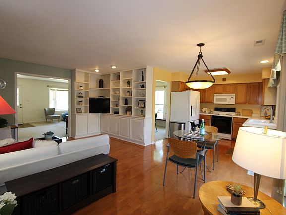 5th image of 206 E Cunningham Dr