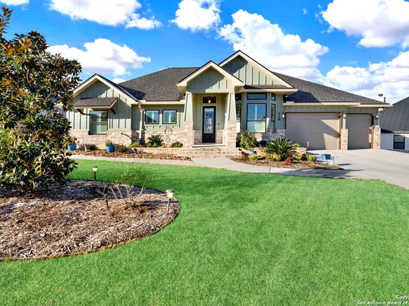 116 E MAGNOLIA CIR, La Vernia, TX 78121