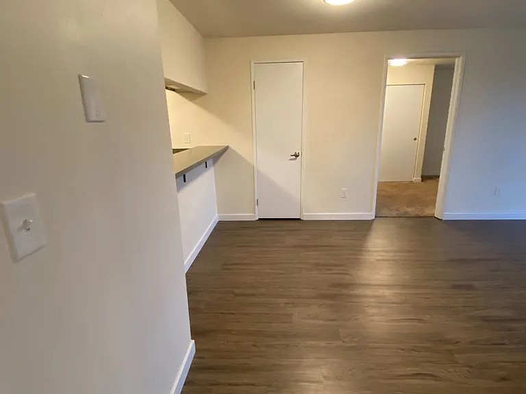 Daniels Apartments — Photo 25