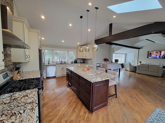 5th image of 22W204 Woodview Dr
