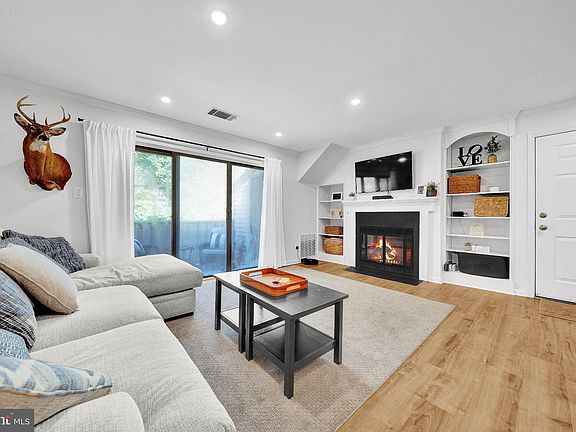 3rd image of 108 Hickory Ct